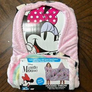 NWT Disney Minnie Mouse Hooded Throw